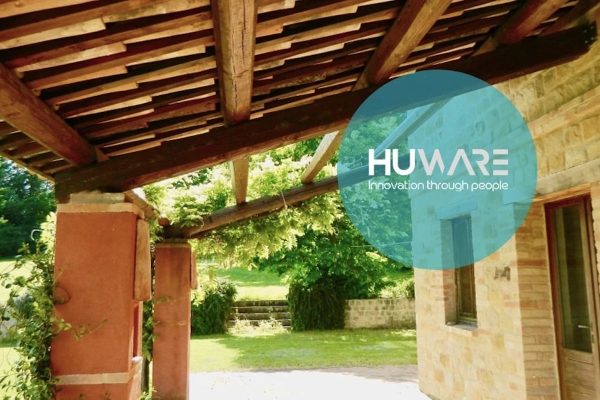 Hybrid work con approccio human-first: Huware acquista un Casale nelle Marche