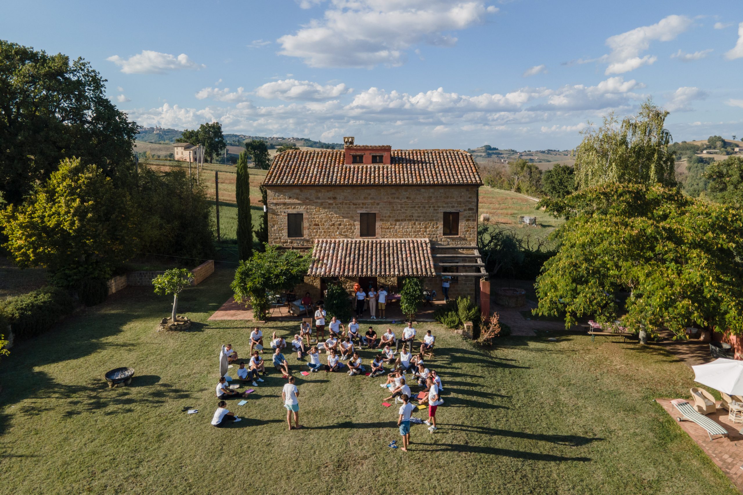 Casa Huware è il luogo in cui la nostra visione di work-life balance si concretizza in un ambiente di lavoro unico e parte integrante del nostro concetto di slow working.